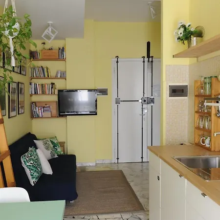 Station Apartment *